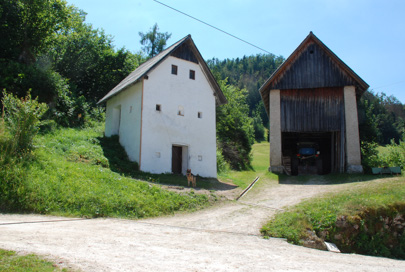 Idrijske Krnice - Kašča na domačiji pri Hladniku