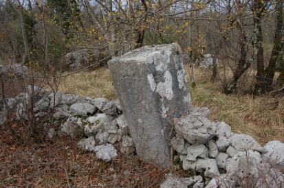 Lipica - Mejni kamen med mestom Trst in gospostvom Švarcenek XXII