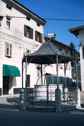 Miren - Vodnjak pri cerkvi sv. Jurija