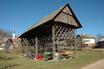 Retje nad Trbovljami - Kozolec na domačiji Retje 10a