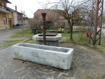 Orehek pri Postojni - Vodnjak na osrednjem trgu