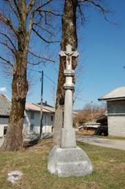 Palčje - Kamniti križ na vaškem trgu