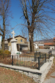 Juršče - Kamniti križ sredi vasi