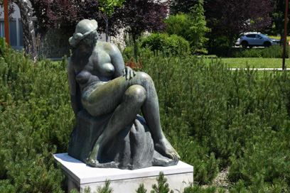 Velenje - Skulptura Žena ob morju