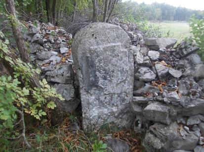 Lipica - Mejni kamen med mestom Trst in gospostvom Švarcenek XXIV