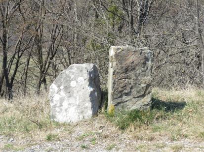 Brezovica pri Materiji - Mejni kamen med katastrskima občinama Materija in Brezovica