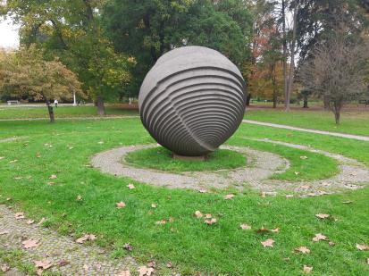 Maribor - Skulptura Zakotaljena krogla
