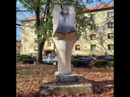 Maribor - Skulptura Pogovor s steno