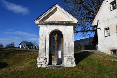 Ravne pri Cerknem - Kapelica v Dolenjih Ravnah