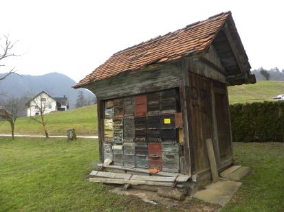 Trnje pri Škofji Loki - Čebelnjak pri hiši Trnje 3